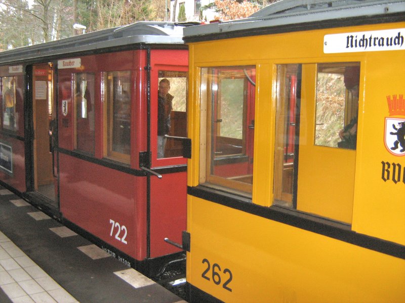 Hist. U-Bahnzugf im Bhf. Krumme Lanke, Mrz 2009
