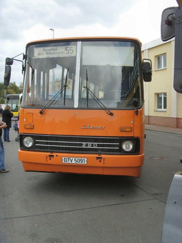 Ikarus-Bus auf dem Bh Lichtenberg, Berlin Oktober 2009