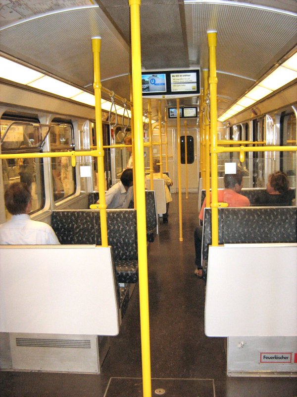 Innenansicht aufgearbeiteter U-Bahnwagen Typ F auf der U55, Berlin 10. August 2009