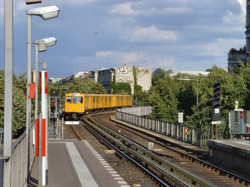 Kleinprofilzug auf der U1 fhrt in den U-Bhf Grlitzer Bahnhof, Berlin 29.8.2009