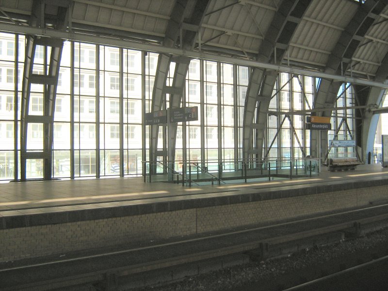Leer und verlassen, S-Bahnsteig Berlin-Alexanderplatz im Juli 2009