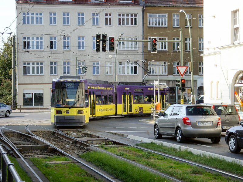 Linie 27 biegt zum Pasedaplatz ab, Berlin Weiensee Sept. 2009