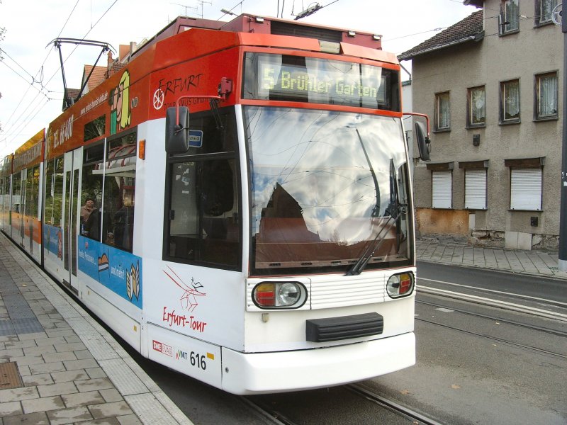 Linie 5 zum Brhler Garten hat vom Zoopark kommend die Hst. Salinenstrasse erreicht, Erfurt Oktober 2009