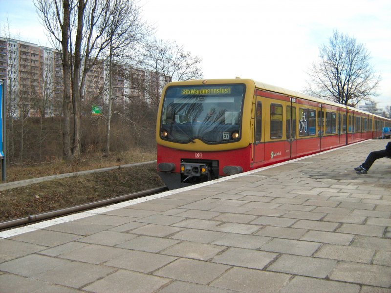 Linie S85 im Bhf. Storkower Strasse, Februar 2009