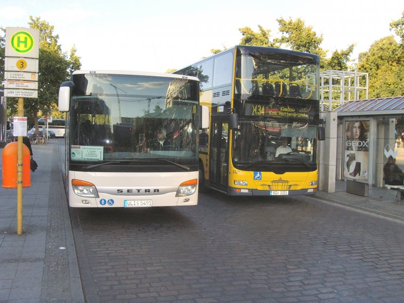 Links S-Bahn-Ersatzverkehr am Bhf Zoo, rechts daneben Linienbus der BVG