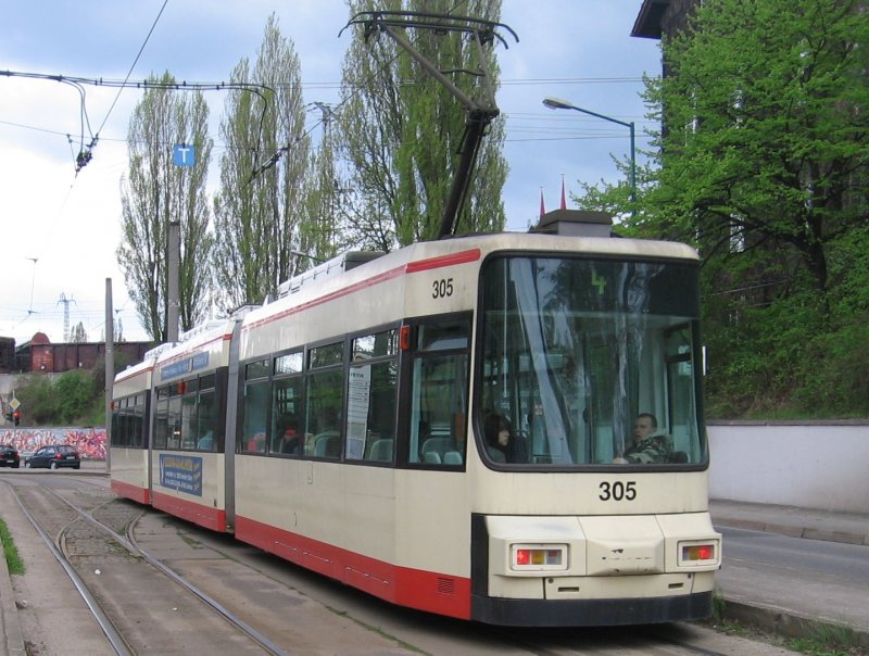 Niederflurbahn 305 am Bahnhof, 2006