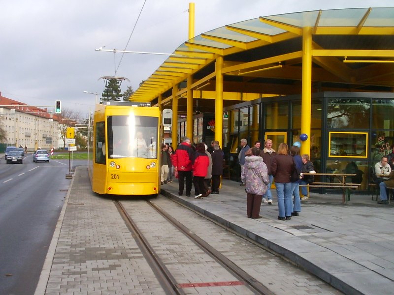 Niederflurbahn an der neuen Endstelle Gera-Zwtzen
