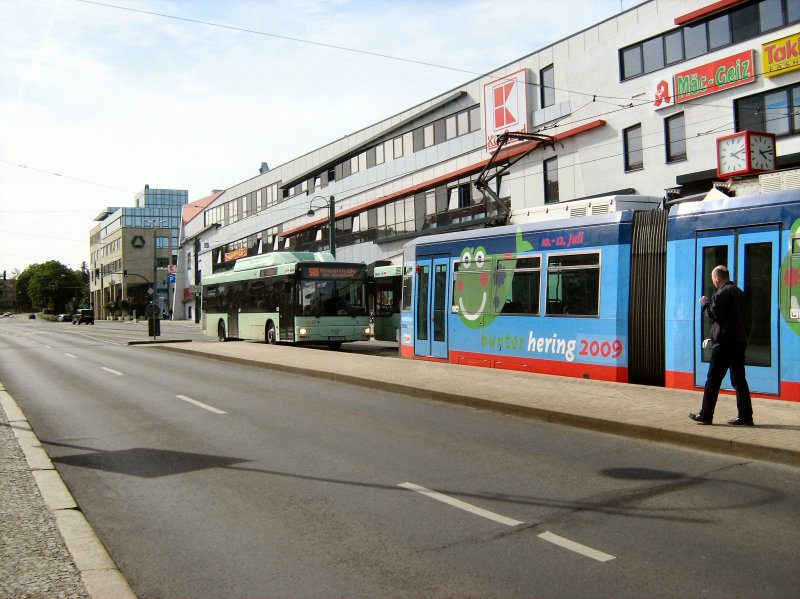 Niederflurbahn und Stadtbus in Mitte, Mai 2009
