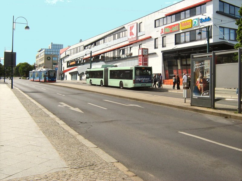 Niederflurbahn und Stadtbus in Stadtmitte, Mai 2009