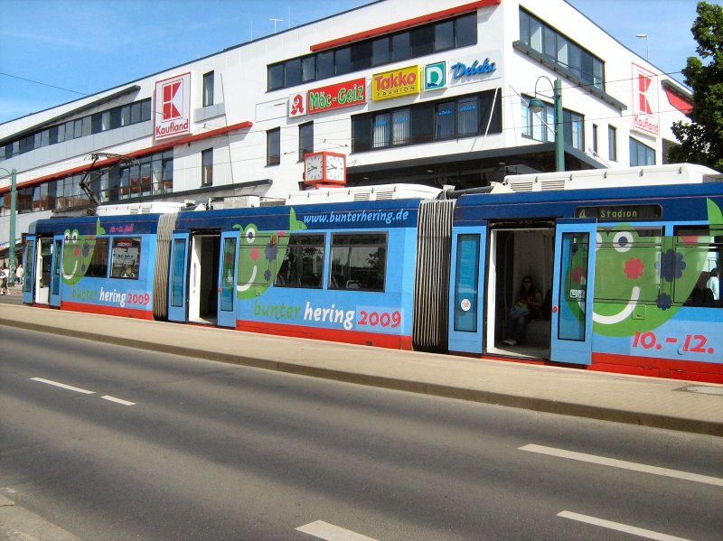 Niederflurbahn in Stadtmitte, 9.5.2009