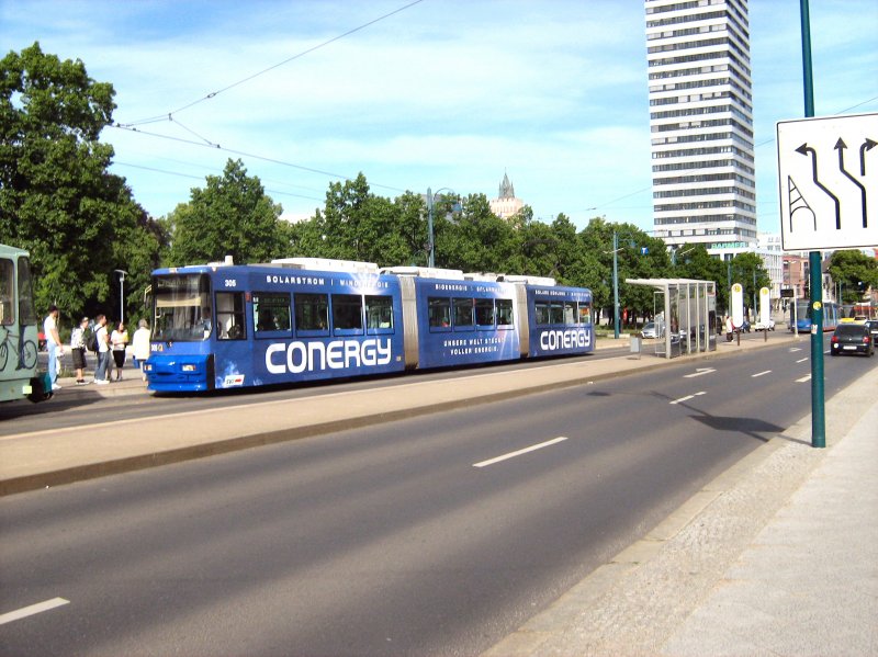 Niederflurbahn in Stadtmitte, Mai 2009