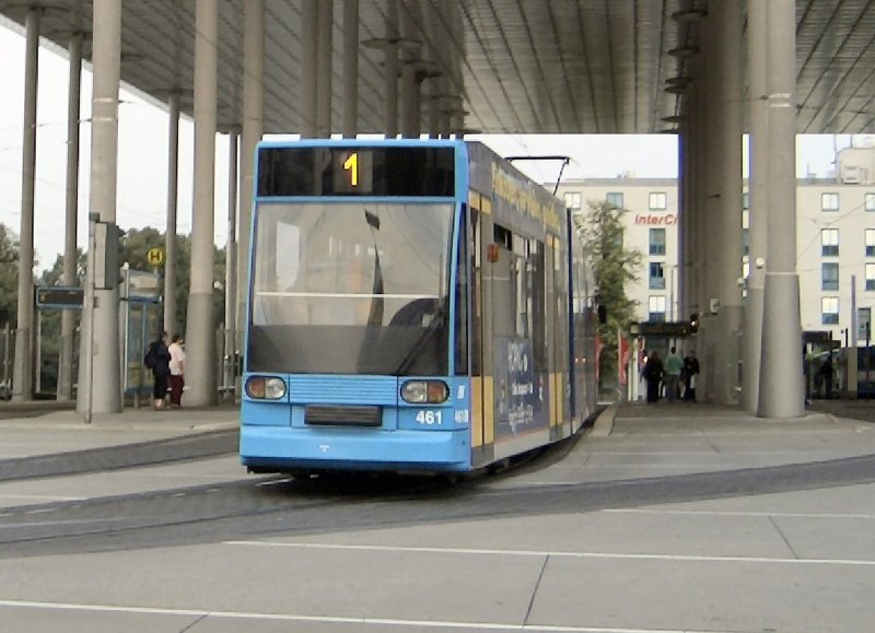 Niederflurwagen der Linie 1 am Bahnhof Kassel-Wilhelmshhe, 2006