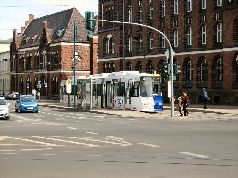 Niederflurwagen der Linie 2 zum Messegelnde bei der Hauptpost, Mai 2009