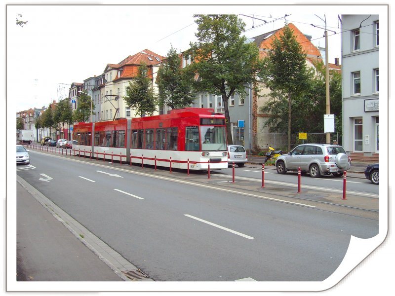 Niederflurwagen der Linie 5 in der Magdeburger Allee, Erfurt Oktober 2009