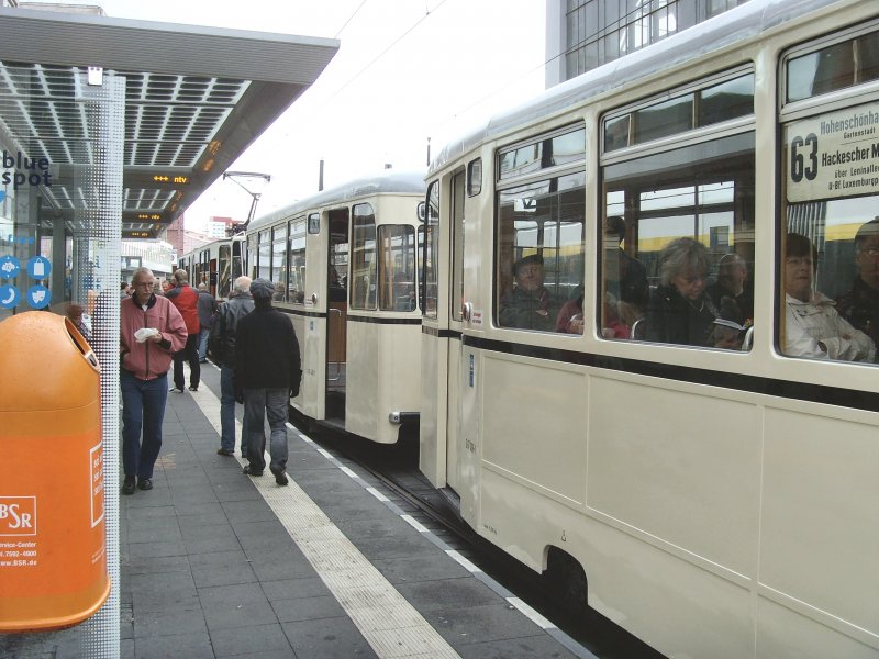 Reko-Zug, hier mit beiden Beiwagen an der Haltestelle Alexanderplatz, Berlin Oktober 2009