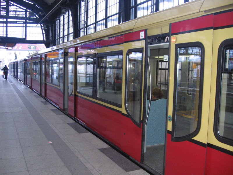 S-Bahn (481/482)im Bhf. Friedrichstrasse, 2007