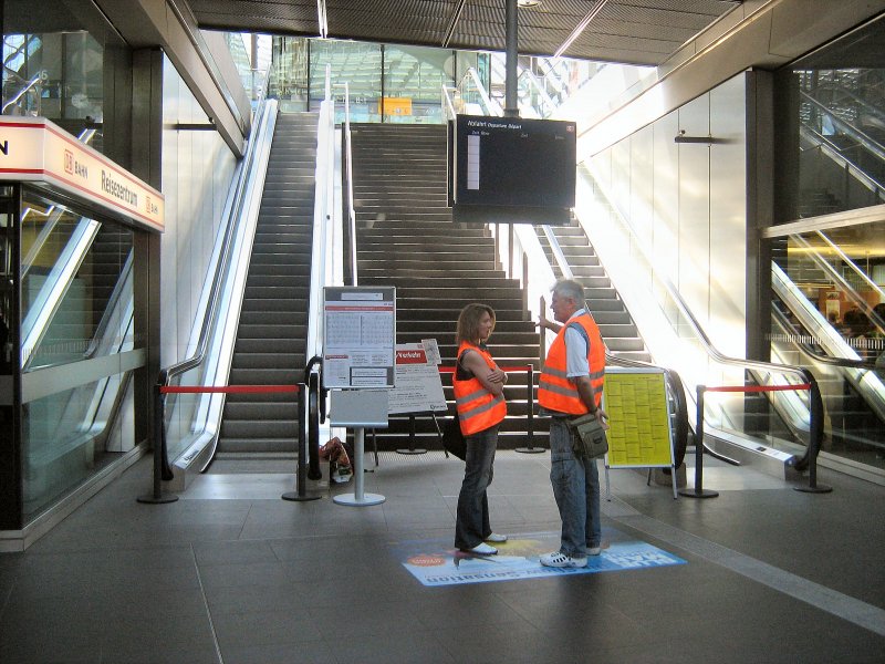 S-Bahn aktuell: gesperrter Zugang zum S-Bahnsteig des Haptbahnhofs - kein S-Bahnverkehr, Berlin Juli 2009
