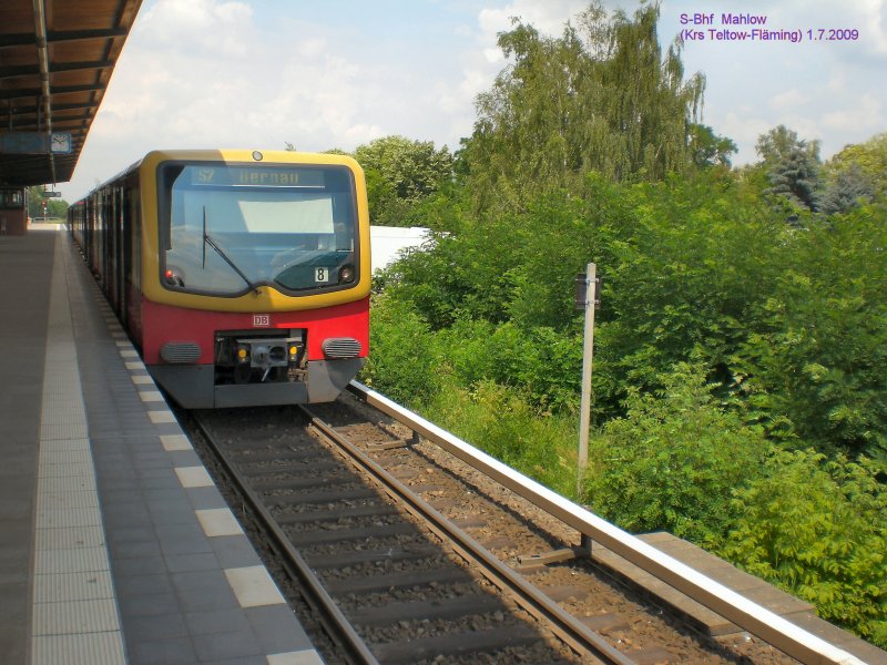 S-Bahn nach Bernau am bahnsteig in Mahlow, 1.7.2009