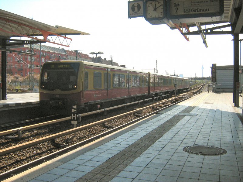 S-Bahn nach Bernau erreicht den Bhf. Bornholmer Strasse, Ostern 2009