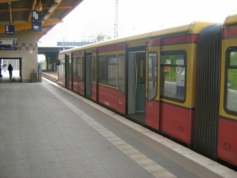 S-Bahn in den Ostberliner Neubaugebieten, April 2009