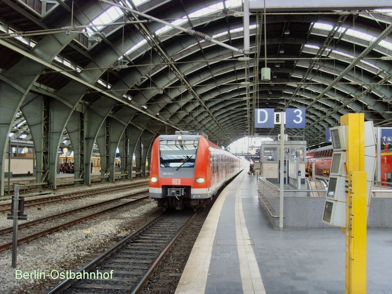 S-Bahnersatzverkehr, als Zusatzverkehr bezeichnet, abfahrbereit im Ostbahnhof, Berlin Oktober 2009