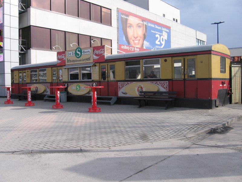 S-Bahnwagen als Imbis am Flughafen Schnefeld, 2006