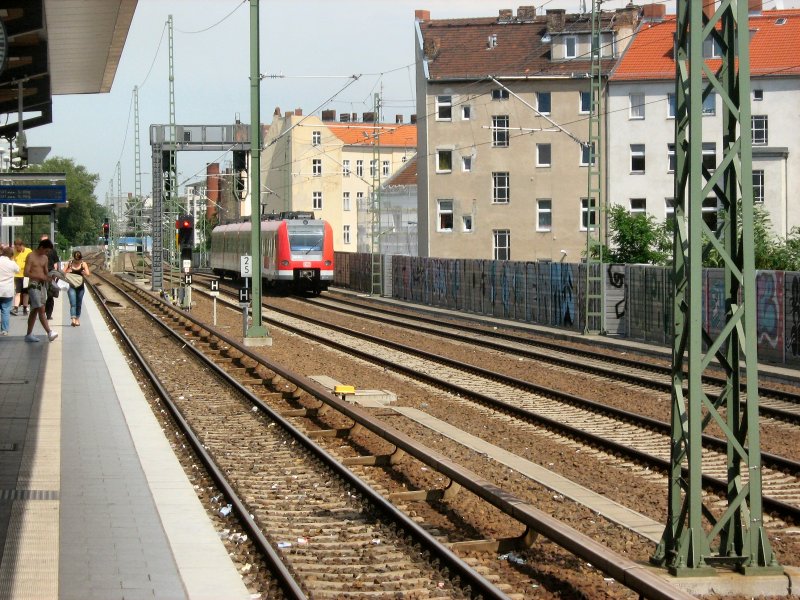S-Bahnzug auf der Ersatz-S-Bahnlinie S 21 passiert gerade Wedding, Berlin Juli 2009
