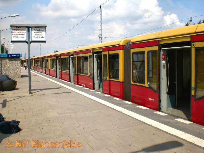 S-Bahnzug BR 481/482 in Blankenfelde (S 2), Juli 2009