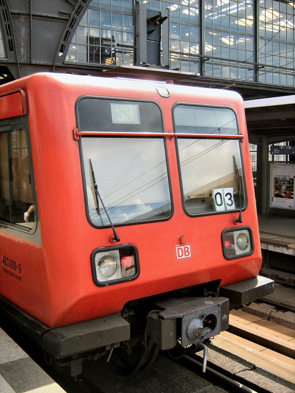 S-Bahnzug BR 485, hier noch in roter Farbgebung, 2006