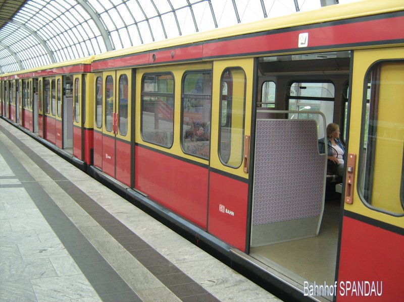 S-Bahnzug BR 485 in Spandau (S9), Mai 2009