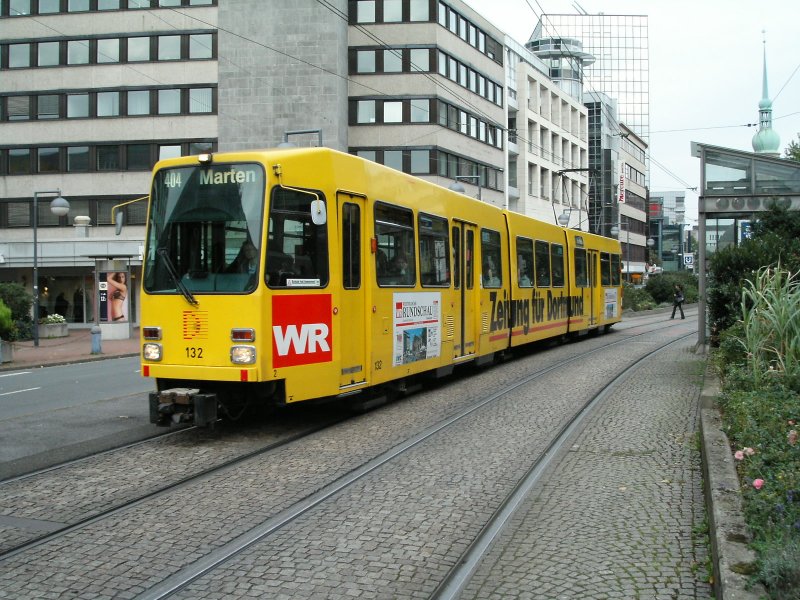 Stadtbahnwagen der DUEWAG-Bauart N8 zwischen den Haltestellen Kampstrae und Westentor in Dortmund als Linie 404 nach Dortmund-Marten am 28.09.2004.