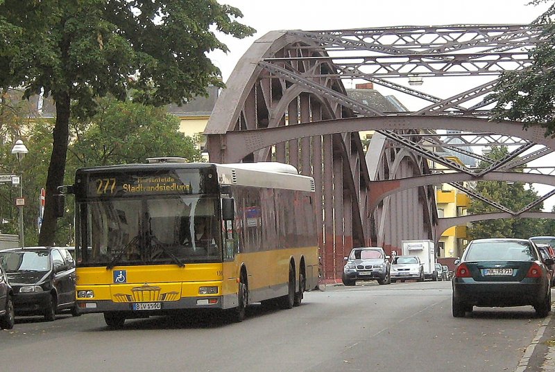 Stadtbus an der Ilsebrcke, Berlin 2008