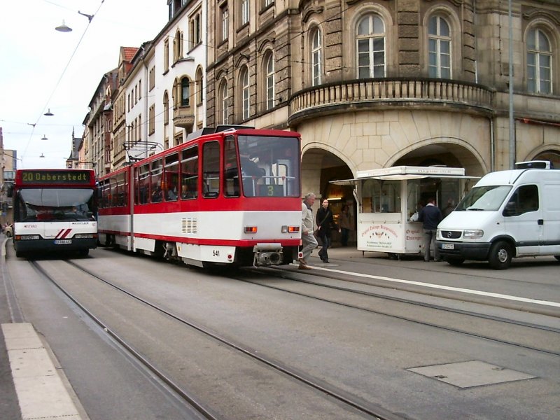 Strassenbahn und Bus an der alten Hst. Hauptbahnhof in der Bahnhofstrasse, Erfurt 2006