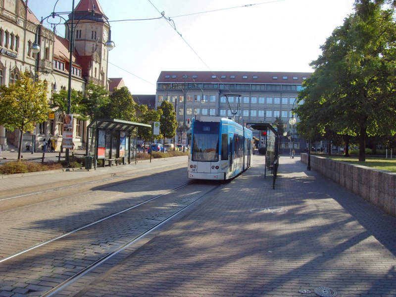 Strassenbahnzug der Linie 1 am der Hauptpost Dessau, 12.9.2009
