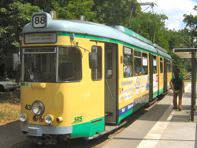 Strassenbahnzug der SRS nach Alt-Rdersdorf, hier am S-Bhf Friedrichshagen im August 2009