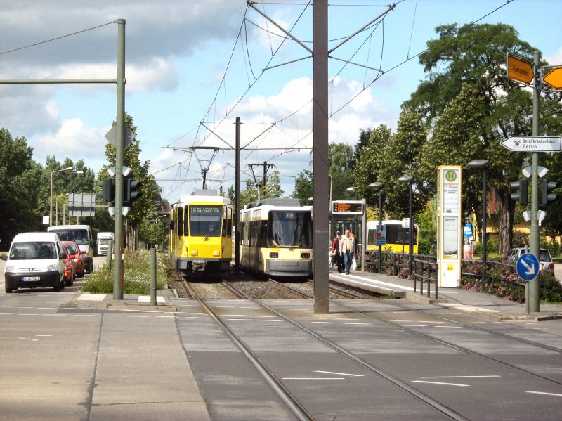 Tatra und Niederflurbahn in Hellersdorf, Juni 2009