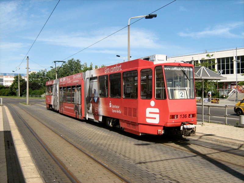 Tatra-Wagen 136 im Linienverkehr vor dem Hauptbahnhof Cottbus am 6.6.2009