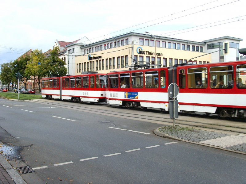 Tatra-Zug der Linie 1 in der Magdeburger Allee Richtung Salinenstrasse-Rieth-Europaplatz, Erfurt Oktober 2009