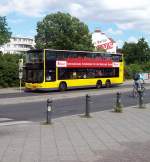 Bus/102522/bvg-linie-x76-bus-nr-3236 BVG, Linie X76, Bus Nr. 3236 Haltestelle S-Bahnhof Feuerbachstrae, Richtung W.-Schreiber-Platz (29.07.2010)