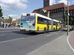 Gelenkbus, im Hinmtergrund das Rathaus von Spandau