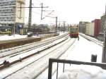 Die S-Bahn-BR 481 auf der Stadtbahn - wieder gibt es Probleme. Dieser Zug kmpft sich aber durch den Winter am 13.1.2010m Berlin