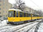 Tatra-Zug der Linie M 13 im Schneetreiben an der Hst.