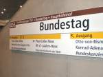 Noch nicht beschmiert: Das Stationsschild Bundestag am Erffnungstag, Berlin 8.8.2009