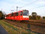 Ein Stadtbahnwagen B mit Vollwerbung fr die DB AG hat die Endhaltestelle in Dortmund-Grevel verlassen und fhrt am Nachmittag des 14.