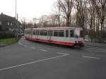 Ein Stadtbahnwagen B der ersten Genaration - allerdings leider schon ohne die schmalen Einstiegstren hinter den Fahrerkabinen - befhrt die Kurve am sdlichen Ende der Margarethenbrcke in Essen als Linie U17 nach Gelsenkirchen-Horst am 30.12.2003.
