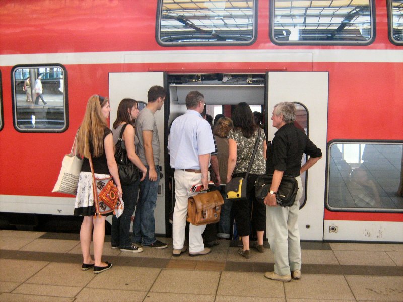 Total berfllte Zge auf der Stadtbahn, Berlin Alexanderplatz Juli 2009