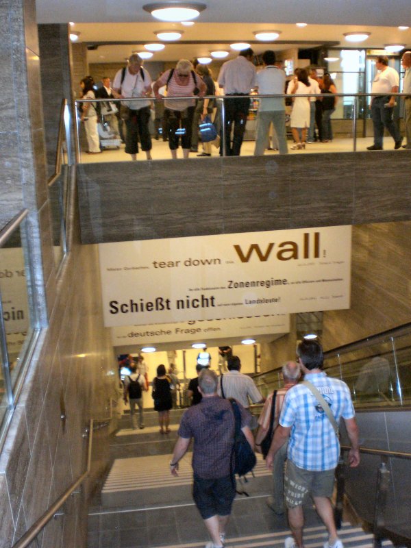 Treppen zutm tiefgelegenen U-Bahnhof Brandenburger Toe, Berlin 8. August 2009