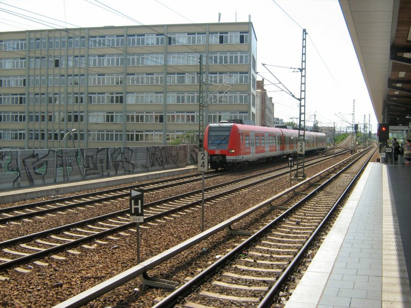 Triebzug der S 21 passiert den Bahnhof Wedding, Berlin Juli 2009