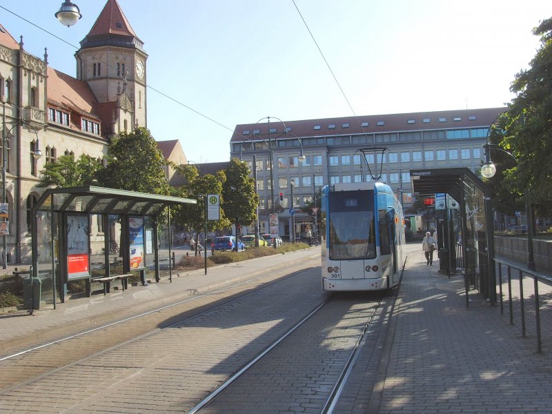Tw 301 auf der Linie 1, links die Hauptpost Dessau, 12.9.2009