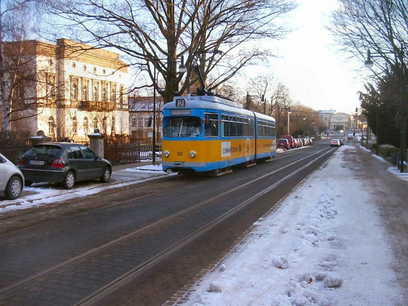 Tw der Linie 2 in Gotha, im Hintergrund der Hauptbahnhof, 2005